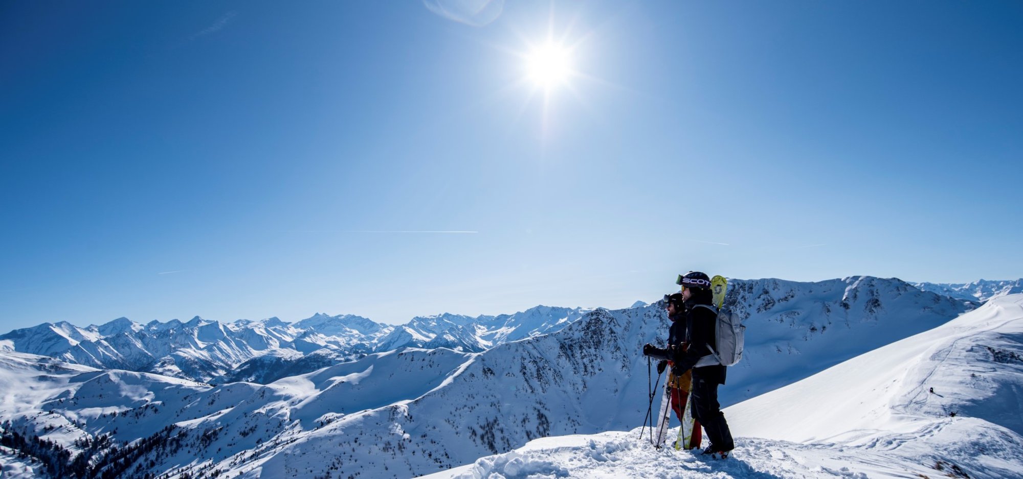Skifahrer for dem Panorama Salzburger Alpen