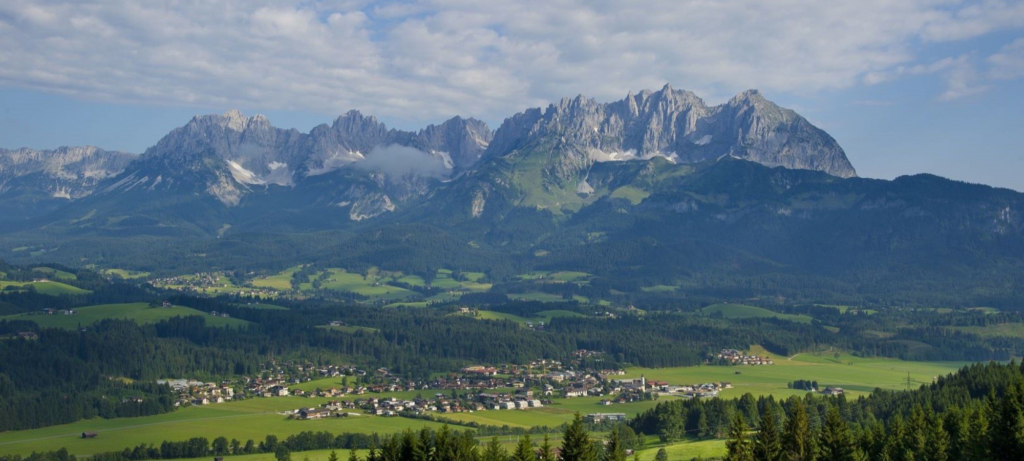 Gemeinde Oberndorf und Berge im Hintergrund