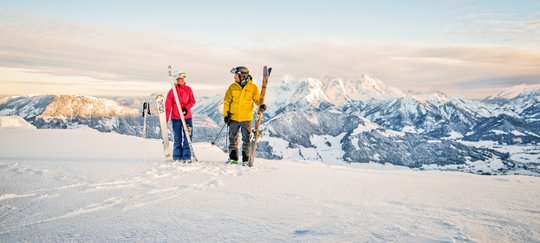Paar beim Skifahren im Winter