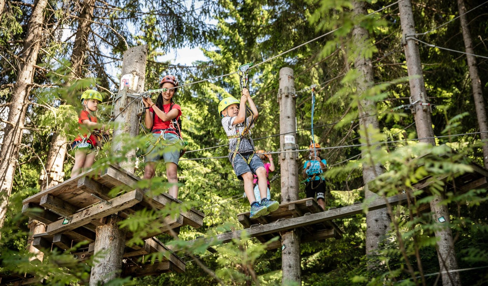 Kinder im Klettergarten