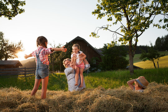 Vater spielt mit Töchtern im Sommer