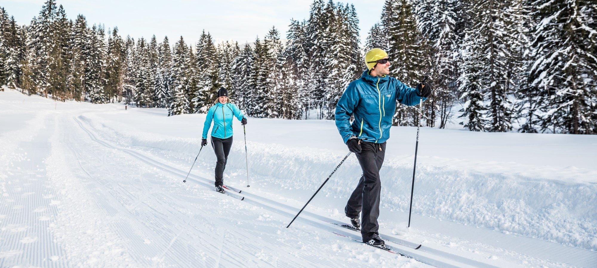 Paar beim Langlaufen im Winter