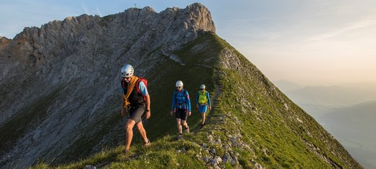 Gruppe wandert im Gebirge im Sommer
