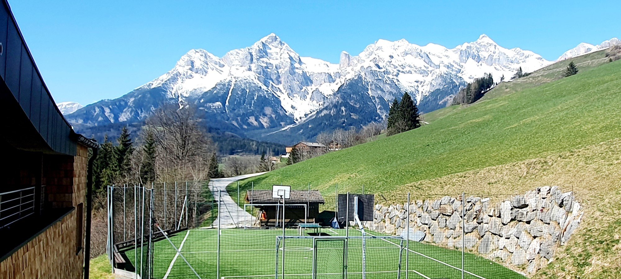 Fußballplatz neben Resort in Maria Alm