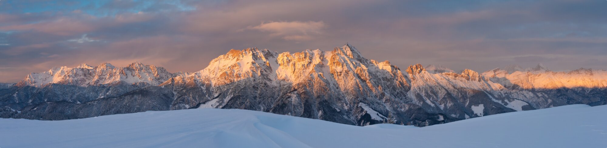 Alpenkulisse im Winter bei Sonnenuntergang