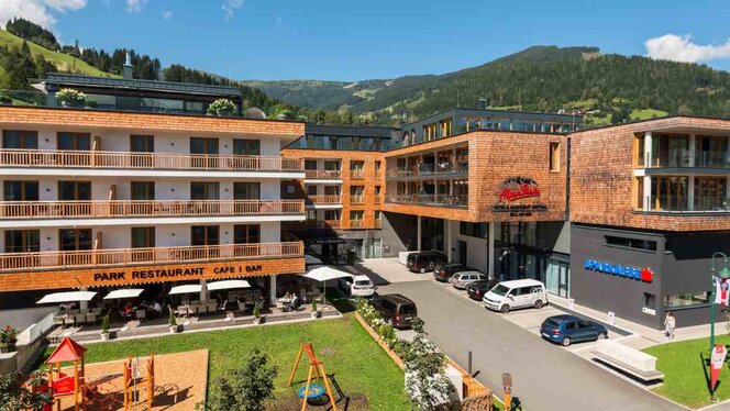 Frontansicht AlpenParks Hoten und Apartment Central in Zell am See.