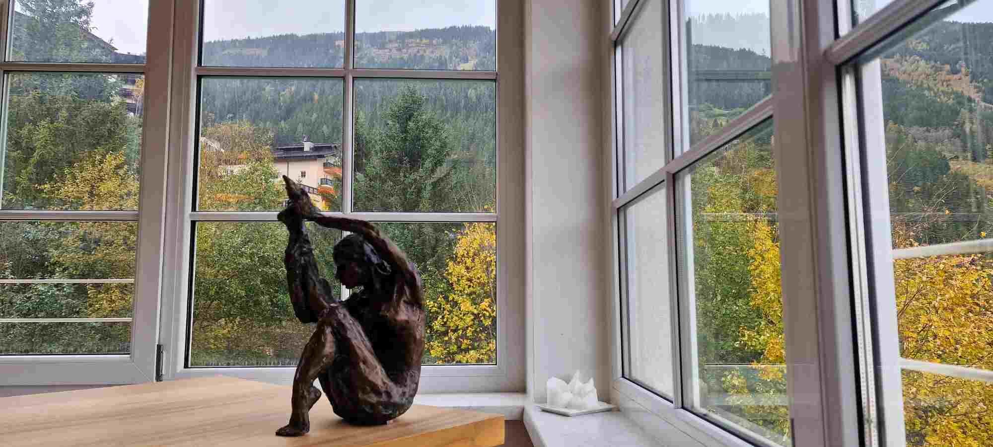 Aussicht vom Essbereich den Hügel hinauf in Bad Gastein