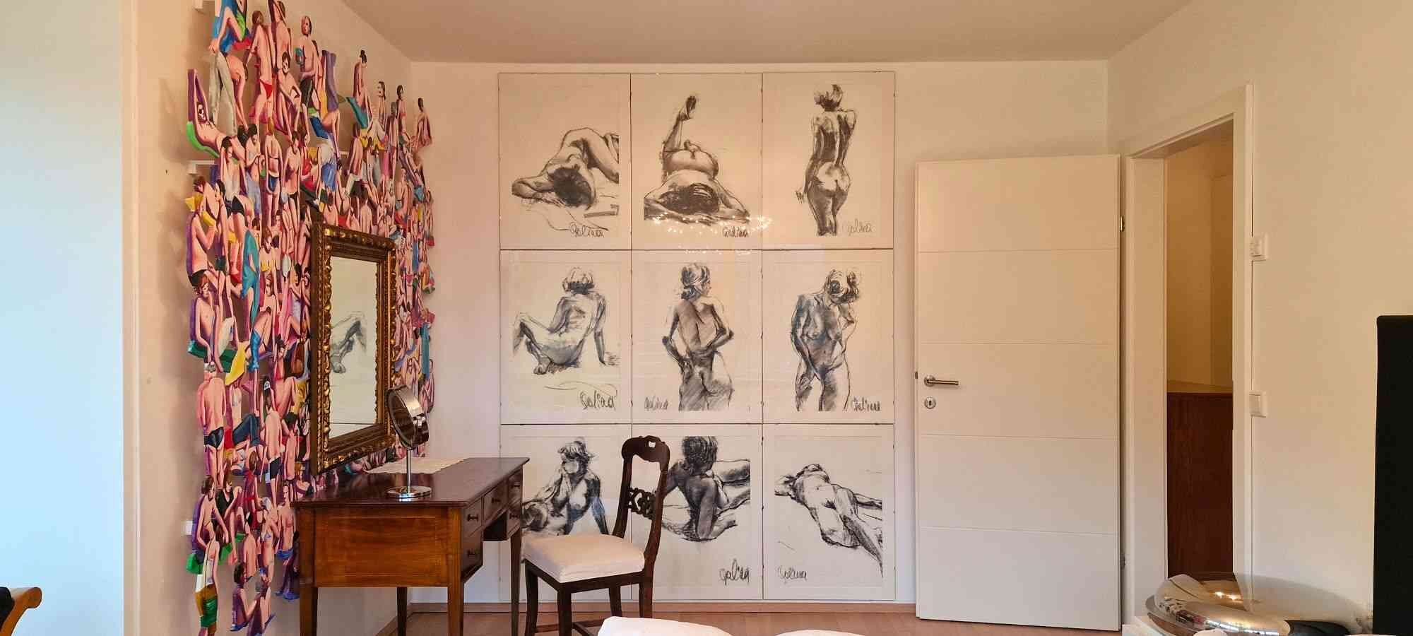 Künstlerisch gestaltetes Schlafzimmer im Aparthotel Sonnenwende in Bad Gastein.