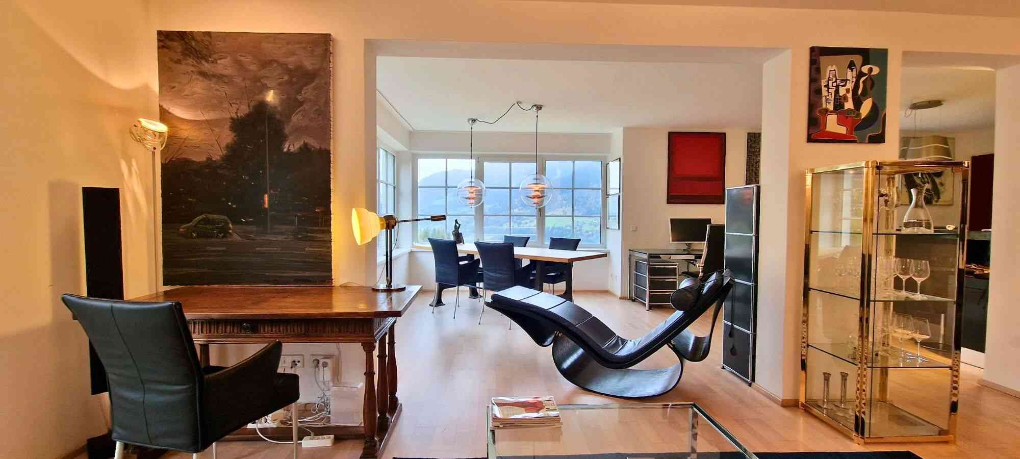 Geräumiges Wohnzimmer im Aparthotel Sonnenwende in Bad Gastein. Links ist noch ein Arbeitsplatz vorhanden.