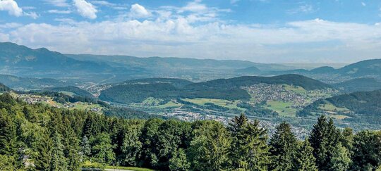 Weitblick über das Vorarlberger Tal Panoramablick von Bazora über das Tal und die Berge von Frastanz in Vorarlberg, Österreich