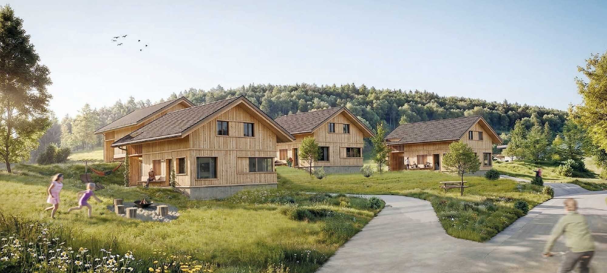 Familie vor Ferienchalets aus Holz mit Spielwiese und Feuerstelle im Sommer in Bazora