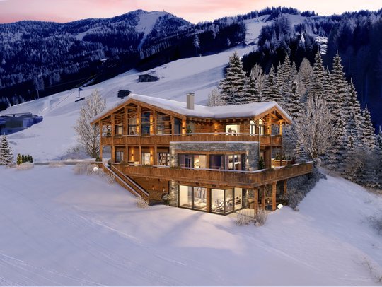 3-stöckiges Luxus Chalet Abends im Winter