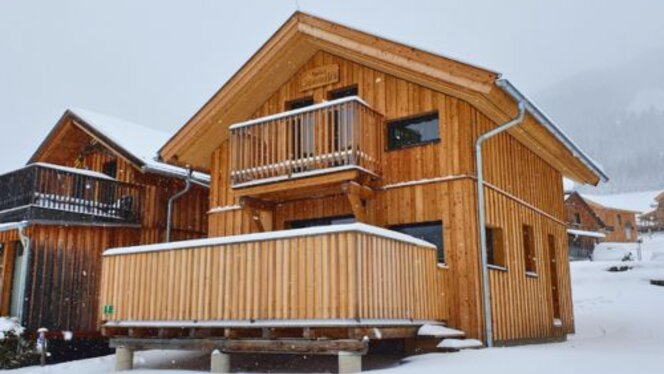 Chalet Sonnalm von vorne im Winter. Das Chalet steht in Hohentauern