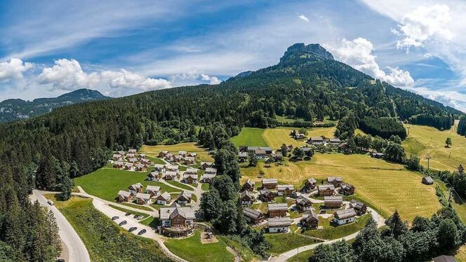 Die Apartmentanlage Hagan Lodge von AlpenParks von oben im Sommer. Im Hintergrund sieht man den Berg Loser.