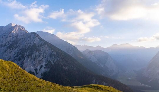Blick über die Alpen in Österreich im Sommer