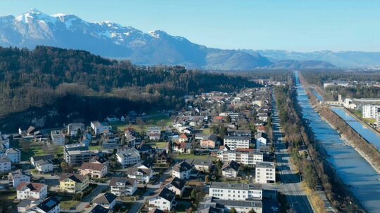 Luftaufnahme von Feldkirch-Tosters mit Illtal, Ortskern und verschneiten Bergen, Vorarlberg