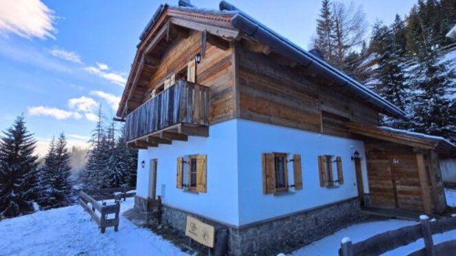 Gemütliches Chalet in Katschberg unter einer Winterdecke.