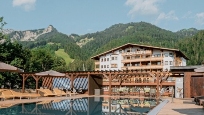 Das Appartment Haus Lechlife Travelhouse mit großem Swimmingpool im Vodergrund