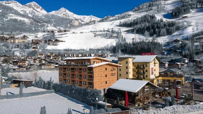 Das Appartement Haus AlpenParks Montana Matrei in winterlicher Umgebung