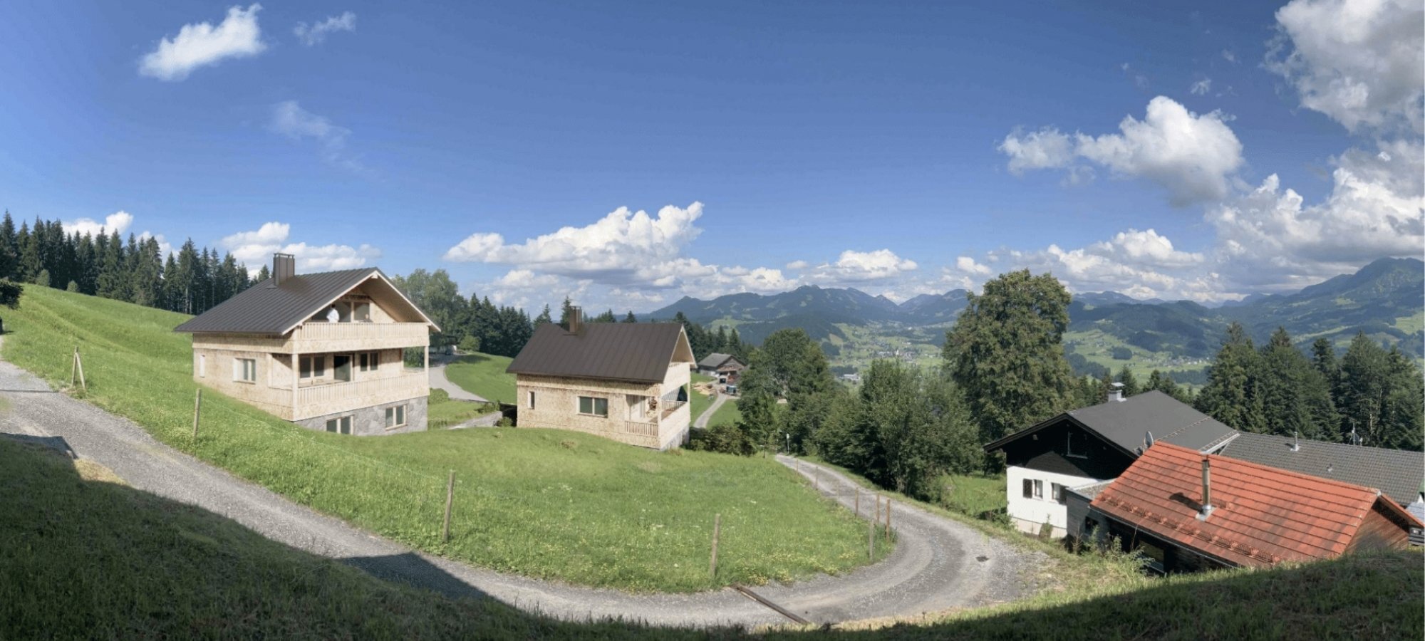 Ferienchalets mit Talblick und Bergpanorama im Sommer in Egg, Vorarlberg, Österreich