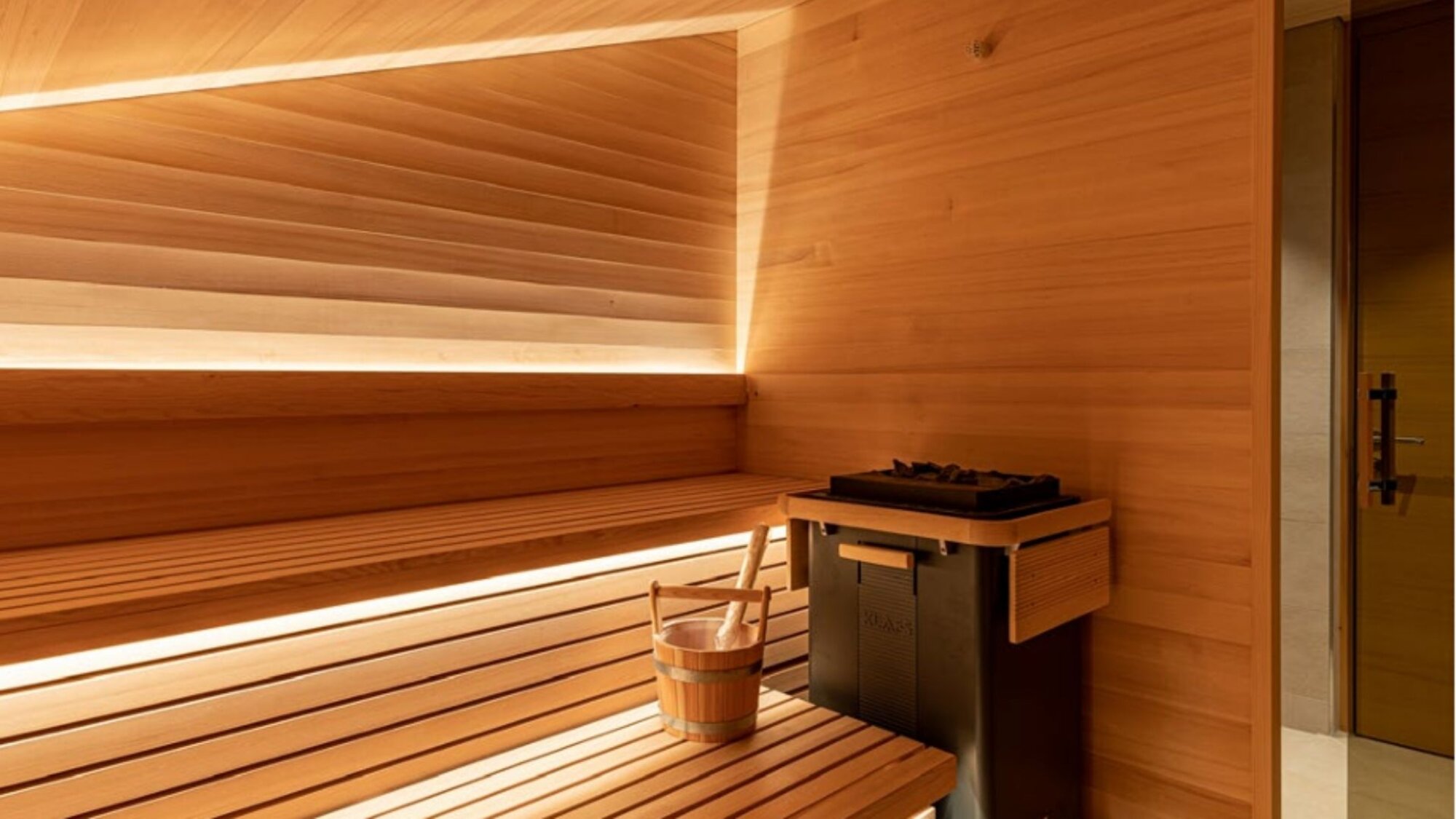 Hauseigene Sauna aus Holz mit Saunaofen im Ferienchalet in Egg, Vorarlberg
