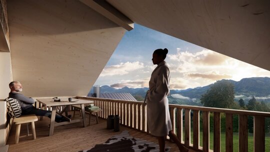 Frau und Mann auf dem Balkon des Ferienchalets mit Bergblick im Abendlicht in Egg, Vorarlberg