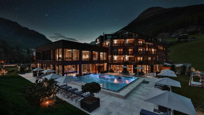 Apartmenthaus The Secret Sölden bei Nacht.