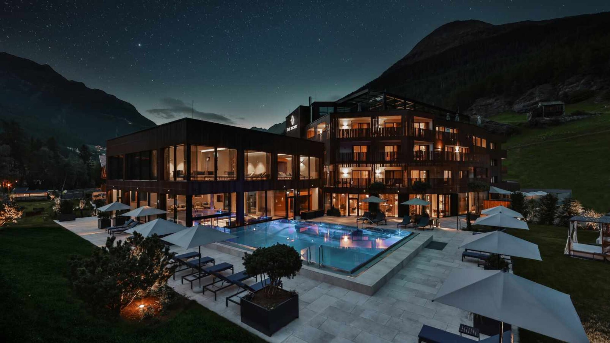 Apartmenthaus The Secret Sölden bei Nacht.