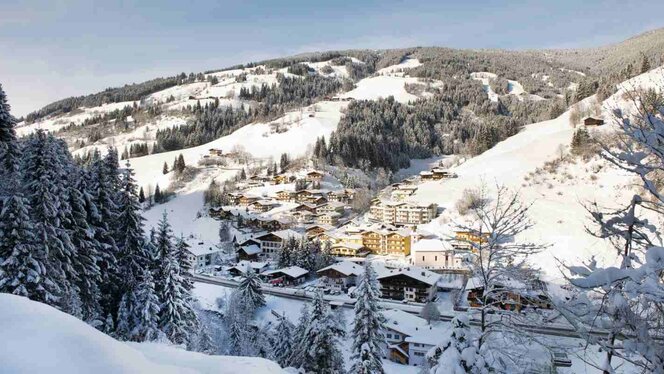 Sicht von oben auf Viehhofen Rehrenberg im Winter.