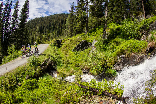 Radfahrer in den Alpen bei Bach