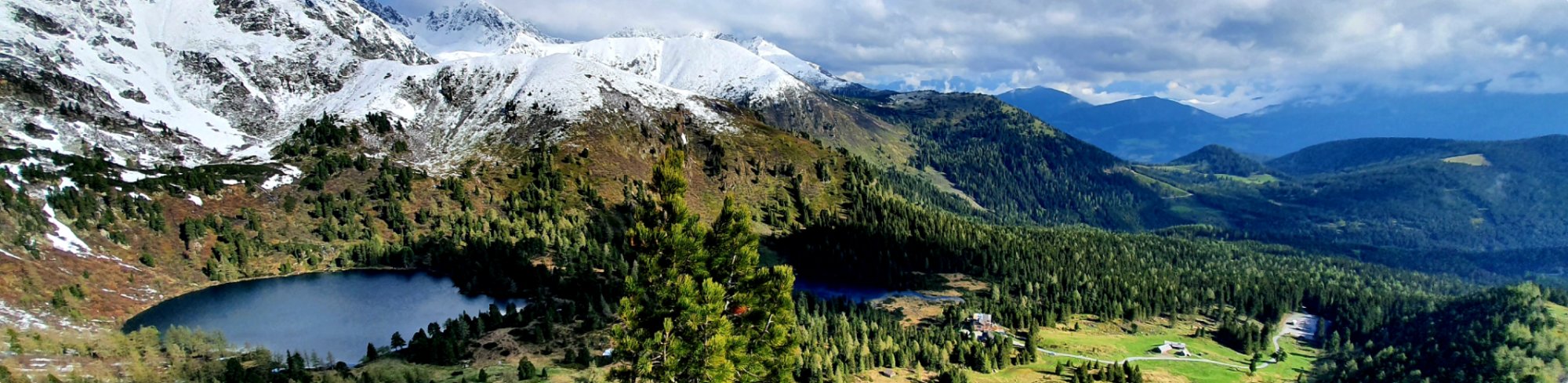 Alpenkulisse mit See im Frühling