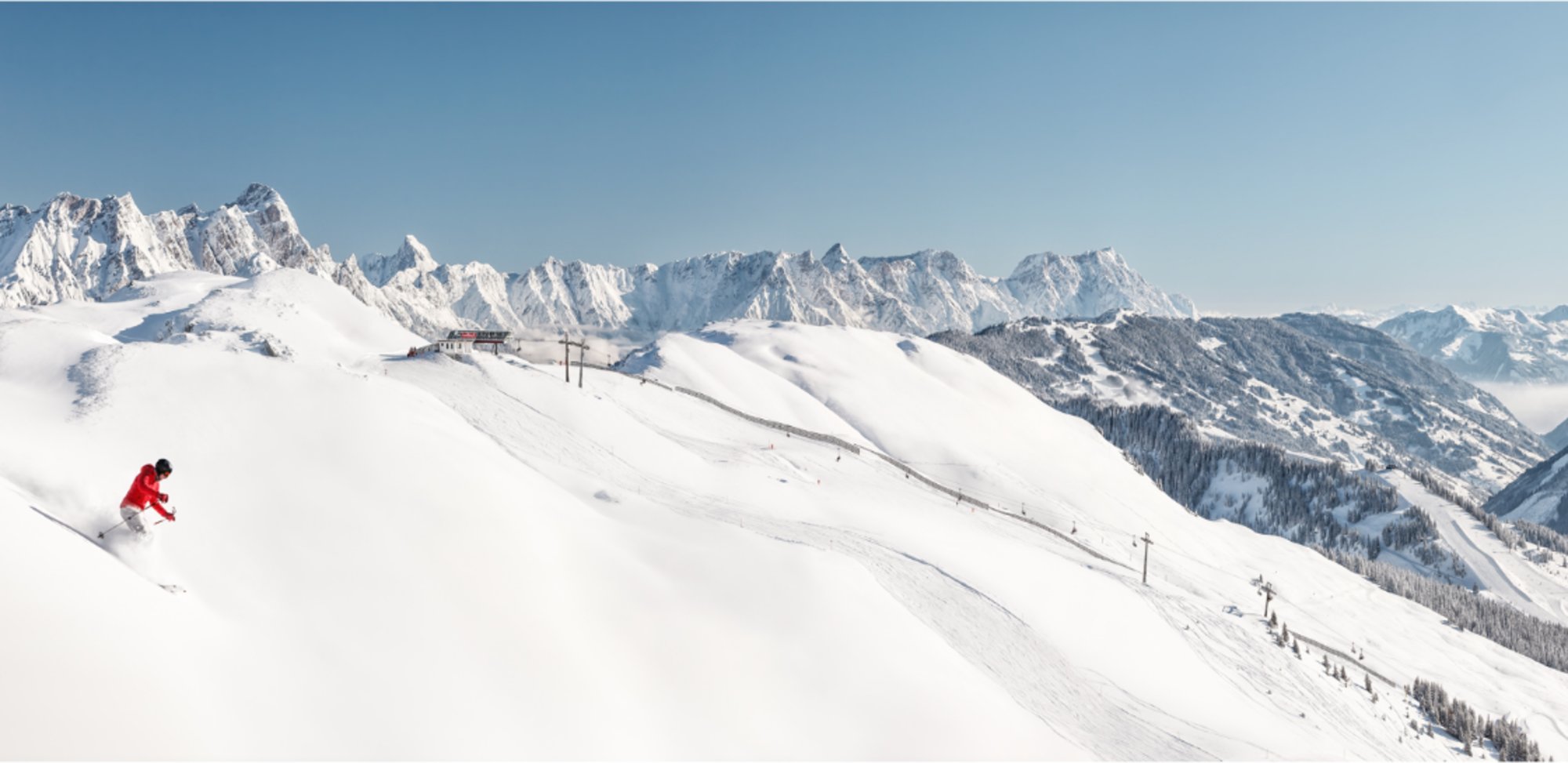 Skifahrer im Tiefschnee Saalbach Hinterglemm