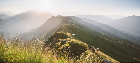 Wanderer Saalbach Hinterglemm bei Sonnenaufgang