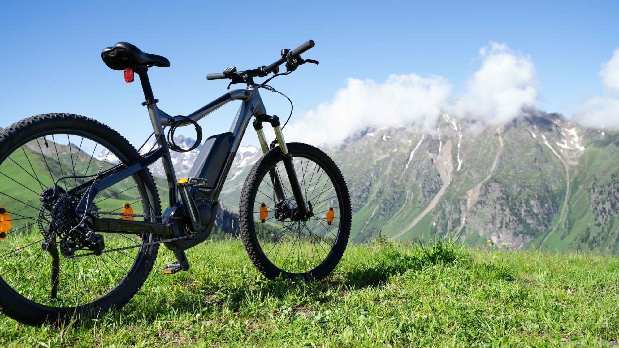 Mountainbike mit Blick auf die Alpen
